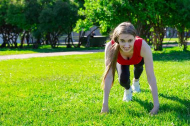 Kız yarış için hazırdır. Başlangıç konumu