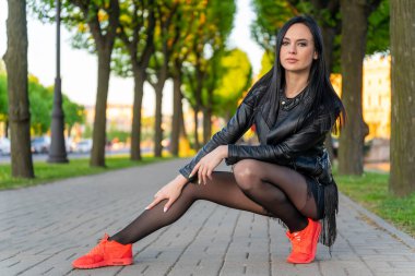 Ağaçların ve yolların arka planında güzel bir kız