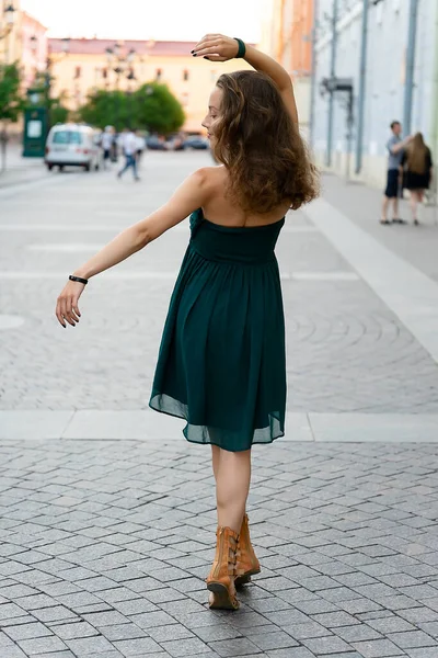 Menina Vestido Verde Posando Segurando Mão Para Cima Retrata Uma — Fotografia de Stock