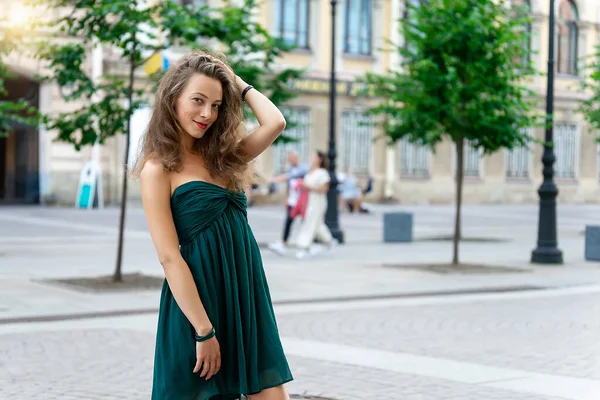 Vacker Flicka Grön Klänning Med Bara Axlar Poserar Leende Bakgrund — Stockfoto