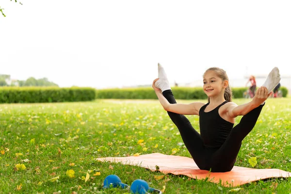 Çim parkında yoga yapan bir kız öğrenci. Fotoğraf serileri