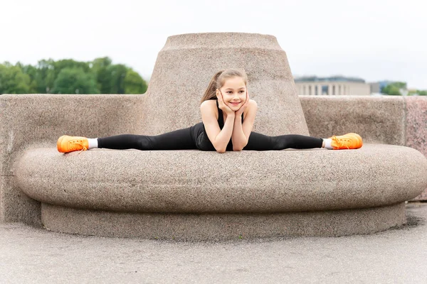 Flicka Gymnast Utför Övningar Vattnet Mot Bakgrund Floden Och Parken Royaltyfria Stockbilder