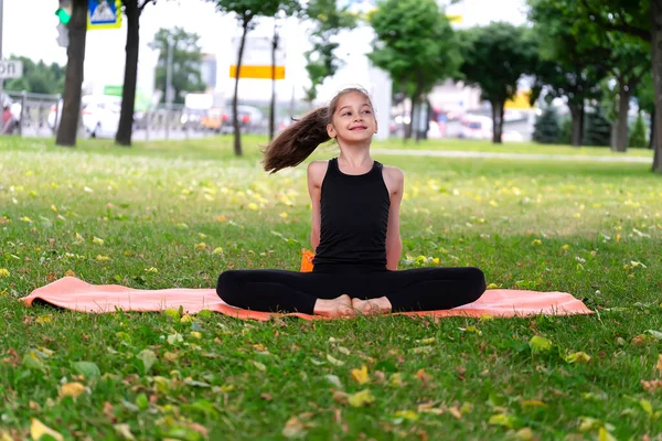 Gymnast Skolflicka Värmer Upp Gräspark Innan Utför Komplexa Övningar Serie Stockbild