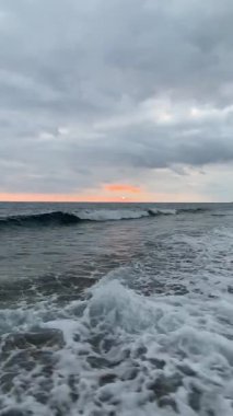 Günbatımı okyanus plajı. Yüksek kalite