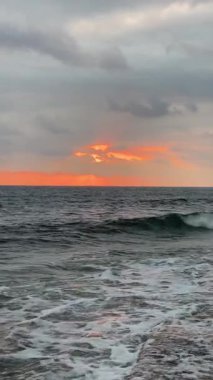 Günbatımı okyanus plajı. Yüksek kalite