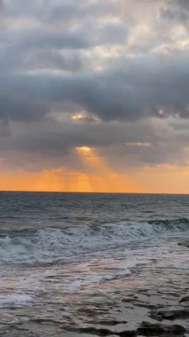 Günbatımı okyanus plajı. Yüksek kalite