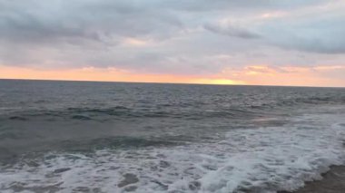 Günbatımı okyanus plajı. Yüksek kalite