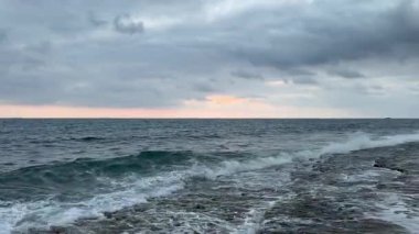 Günbatımı okyanus plajı. Yüksek kalite