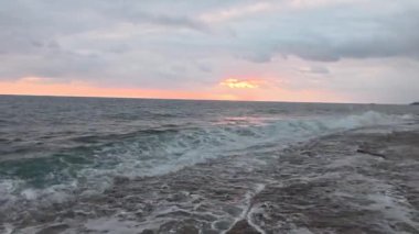 Günbatımı okyanus plajı. Yüksek kalite