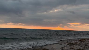 Günbatımı okyanus plajı. Yüksek kalite