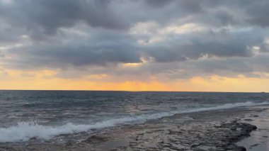 Günbatımı okyanus plajı. Yüksek kalite