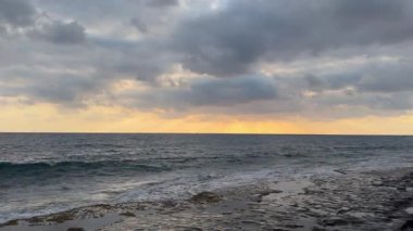 Günbatımı okyanus plajı. Yüksek kalite