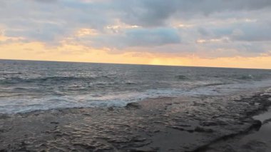 Günbatımı okyanus plajı. Yüksek kalite
