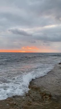 Günbatımı okyanus plajı. Yüksek kalite