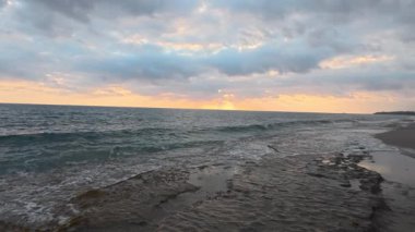 Günbatımı okyanus plajı. Yüksek kalite