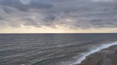 Günbatımı okyanus plajı. Yüksek kalite