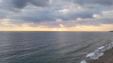 Günbatımı okyanus plajı. Yüksek kalite