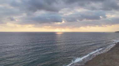 Günbatımı okyanus plajı. Yüksek kalite