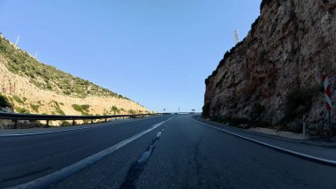 Sahil yolu virajı. Boş viraj yolu. Yüksek kalite FullHD görüntüler.