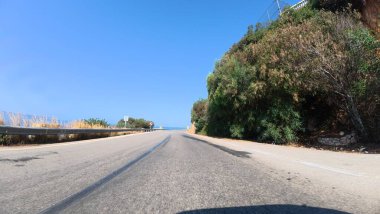 Sahil yolu virajı. Boş viraj yolu. Yüksek kalite FullHD görüntüler.