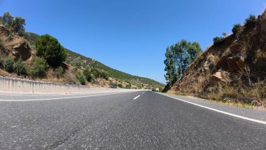 Sahil yolu virajı. Boş viraj yolu. Yüksek kalite FullHD görüntüler.