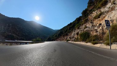 Güneşli sahil yolu. Sahil yolu virajı. Boş viraj yolu. Yüksek kalite FullHD görüntüler.