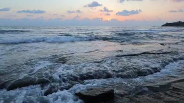 Günbatımı okyanus plajı. Yüksek kalite