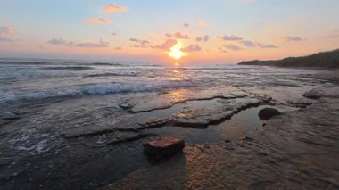 Günbatımı okyanus plajı. Yüksek kalite