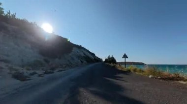 Dağ yolu manzarası. Sahil yolu kıvrımı. Boş viraj yolu.