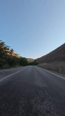 Boş viraj yolu. Yol ağaçları gökyüzü. Yüksek kalite fotoğraf