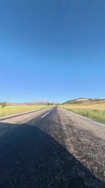 Issız orman yolu. Yol kenarı açık gökyüzü. Otoyol yaz günü çöl manzarası.