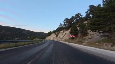 Dağ yolu kavisi. Yol ağaçları gökyüzü. Yüksek kalite fotoğraf