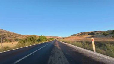 Boş viraj yolu. Yol ağaçları gökyüzü. Yüksek kalite fotoğraf