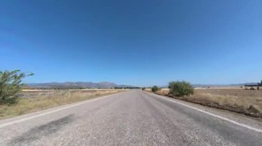 Issız orman yolu. Yol kenarı açık gökyüzü. Otoyol yaz günü çöl manzarası.