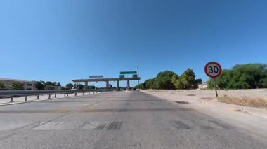Issız orman yolu. Yol kenarı açık gökyüzü. Otoyol yaz günü çöl manzarası.