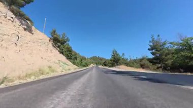 Boş viraj yolu. Yol ağaçları gökyüzü. Yüksek kalite fotoğraf