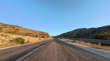 Boş viraj yolu. Yol ağaçları gökyüzü. Yüksek kalite fotoğraf