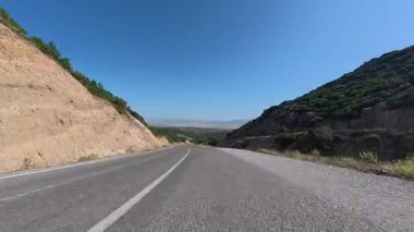 Boş viraj yolu. Yol ağaçları gökyüzü. Yüksek kalite fotoğraf