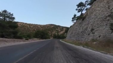 Dağ yolu kavisi. Yol ağaçları gökyüzü. Yüksek kalite fotoğraf