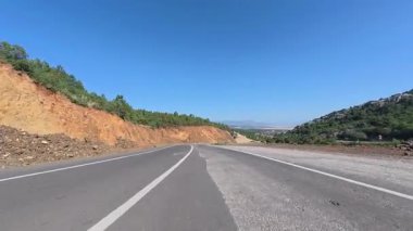 Boş viraj yolu. Yol ağaçları gökyüzü. Yüksek kalite fotoğraf