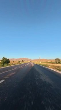 Issız orman yolu. Yol kenarı açık gökyüzü. Otoyol yaz günü çöl manzarası.
