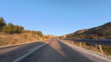 Dağ yolu kavisi. Yol ağaçları gökyüzü. Yüksek kalite fotoğraf