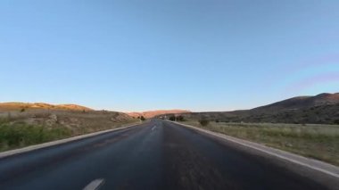 Dağ yolu kavisi. Yol ağaçları gökyüzü. Yüksek kalite fotoğraf