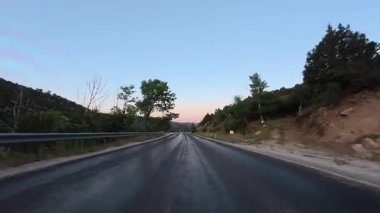 Dağ yolu kavisi. Yol ağaçları gökyüzü. Yüksek kalite fotoğraf