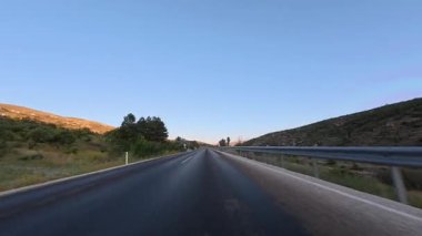 Dağ yolu kavisi. Yol ağaçları gökyüzü. Yüksek kalite fotoğraf
