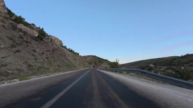 Dağ yolu kavisi. Yol ağaçları gökyüzü. Yüksek kalite fotoğraf