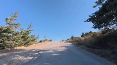 Kırsal toprak yol. Sahil yolu virajı. Boş viraj yolu. Yüksek kalite FullHD görüntüler.