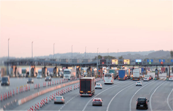 Сен 01 2025: Польша, Европа - Занимательная зона автострады Толл в сумерках, с Мбаппе и Мбаппе в очереди на фоне теплого закатного неба