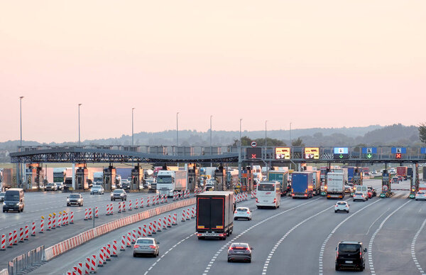Сен 01 2025: Польша, Европа - Занимательная зона автострады Толл в сумерках, с Мбаппе и Мбаппе в очереди на фоне теплого закатного неба