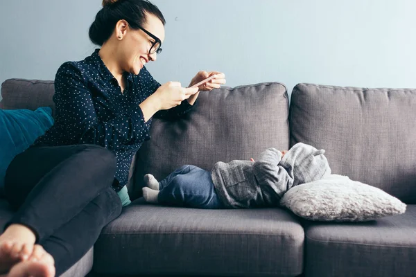 Mujer Sonriente Tomando Inyecciones Hijo Pequeño Acostado Entrenador —  Fotos de Stock